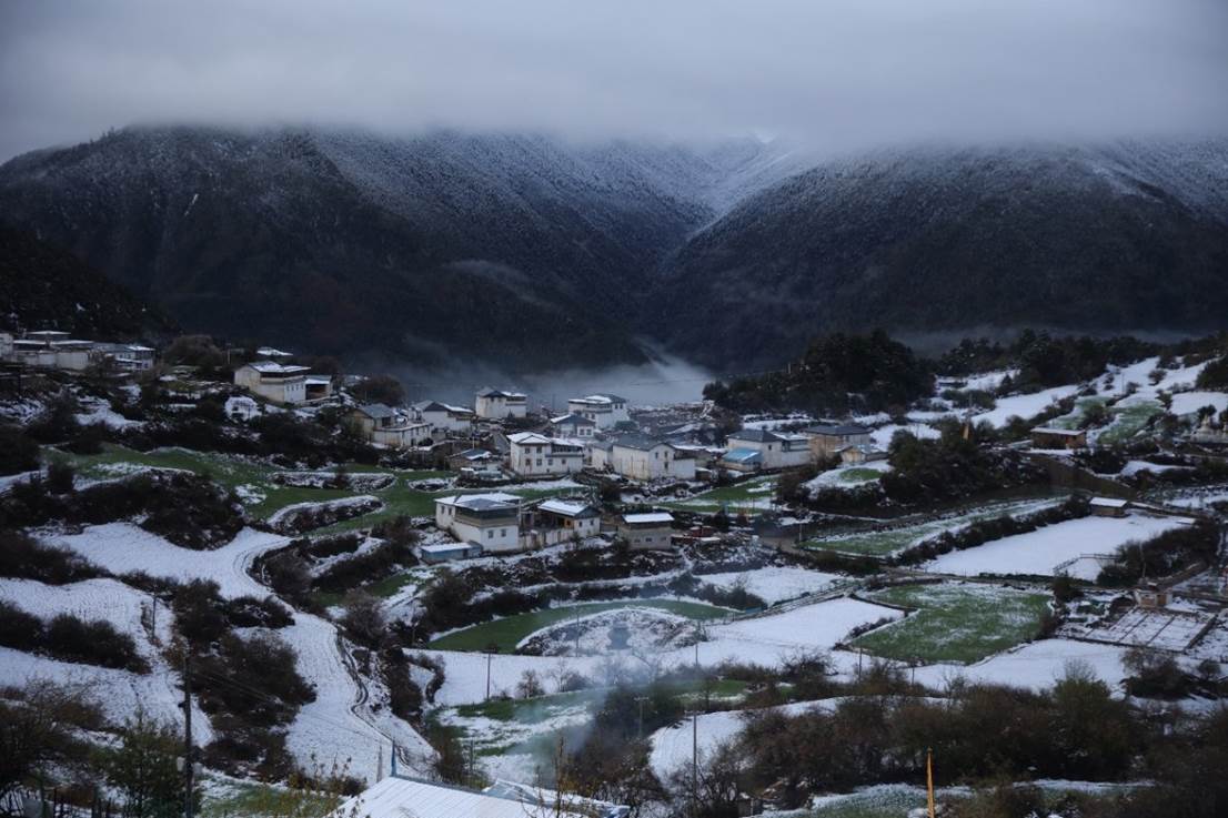 雪山上的风景

描述已自动生成